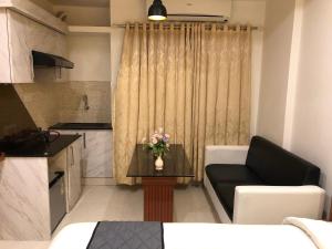 Una cocina o zona de cocina en HOTEL SPARK RESIDENCY