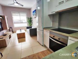 cocina y sala de estar con fogones y nevera. en WaveGarden Terrace Apartment by Canary365, en Tenoya