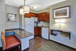 Kitchen o kitchenette sa Staybridge Suites Louisville - East, an IHG Hotel