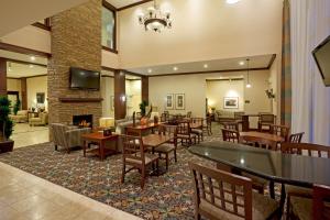 Majoituspaikan Staybridge Suites San Antonio Sea World, an IHG Hotel ravintola tai vastaava paikka