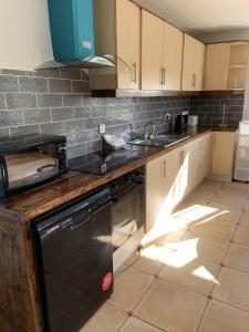 A kitchen or kitchenette at Hydrangea House