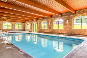 The swimming pool at or close to Comfort Inn