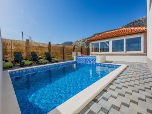 Bazén v ubytovaní Holiday Home Chester with Heated Pool alebo v jeho blízkosti