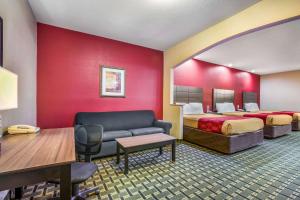 Habitación de hotel con 2 camas y sofá en Econo Lodge Inn & Suites Horn Lake, en Horn Lake