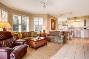 un soggiorno con un divano e un tavolo di Ocean Place a Fernandina Beach