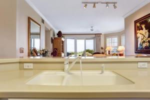 una cucina con un lavandino e un grande specchio di Ocean Place a Fernandina Beach Altre 25 foto
