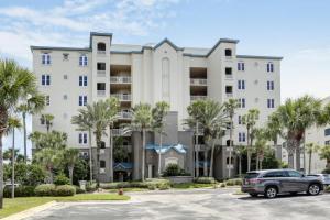 un grande condominio con palme in un parcheggio di Ocean Place a Fernandina Beach