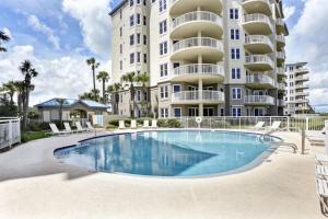 una piscina di fronte a un grande condominio di Ocean Place a Fernandina Beach