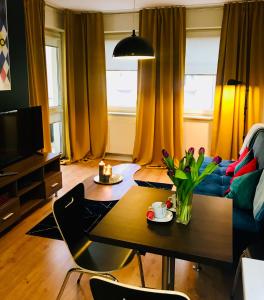 ein Wohnzimmer mit einem Tisch und einem Sofa in der Unterkunft Apartamenty Teatralne in Gorzów Wielkopolski