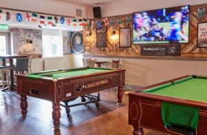 une salle de billard avec deux billards dans un bar dans l'établissement Corner House Inn by Greene King Inns, à Newcastle upon Tyne