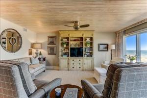 Una sala de estar con dos sofás y un televisor. en Oceans Of Amelia, en Fernandina Beach
