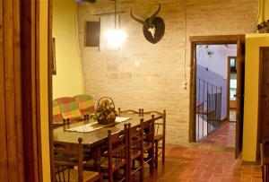 ein Esszimmer mit Tisch und Stühlen in der Unterkunft Cal Gorro in Arnés