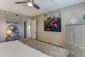 Un dormitorio con una cama y un cuadro en la pared. en Oceans Of Amelia, en Fernandina Beach 23 fotos más