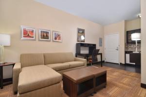 Posezení v ubytování Staybridge Suites Tomball by IHG