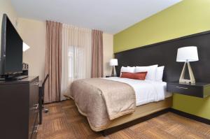 TV a/nebo společenská místnost v ubytování Staybridge Suites Tomball by IHG