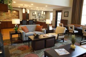 Posezení v ubytování Staybridge Suites Tomball by IHG