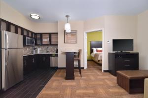Kuchyň nebo kuchyňský kout v ubytování Staybridge Suites Tomball by IHG