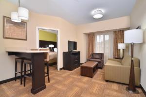 TV a/nebo společenská místnost v ubytování Staybridge Suites Tomball by IHG