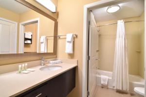 Koupelna v ubytování Staybridge Suites Tomball by IHG