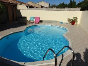 einen Pool in der Mitte einer Terrasse in der Unterkunft Chez Carole et Roger in Avignon