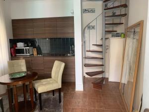 リスボンにあるTerrace Principe Realのキッチン(テーブル、椅子、冷蔵庫付)