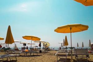 リニャーノ・サッビアドーロにあるHotel Zenの砂浜のビーチ(椅子、パラソル付)
