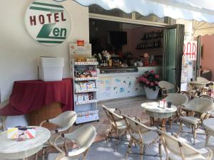 una locanda con tavoli e sedie in un negozio di Hotel Zen a Lignano Sabbiadoro