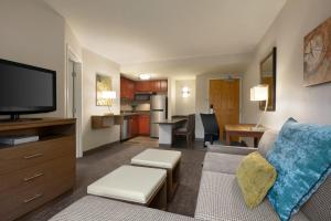 Ruang duduk di Staybridge Suites Tampa East- Brandon, an IHG Hotel
