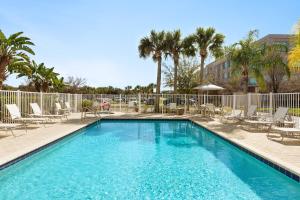 Poolen vid eller i närheten av Staybridge Suites Tampa East- Brandon, an IHG Hotel