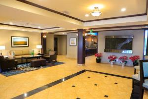 um lobby de um hotel com uma sala de espera em Staybridge Suites Silicon Valley - Milpitas, an IHG Hotel em Milpitas