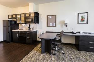 Kuchyň nebo kuchyňský kout v ubytování Candlewood Suites - Buda - Austin SW by IHG