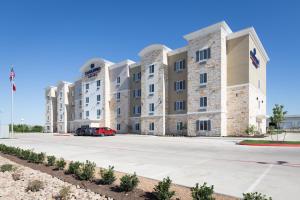un gran edificio de apartamentos con aparcamiento en Candlewood Suites - Buda - Austin SW by IHG, en Buda