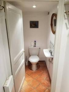 een badkamer met een wit toilet en een wastafel bij Maison de Charme à Wissant in Wissant