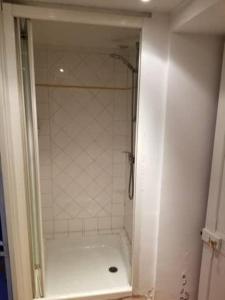 een badkamer met een douche met witte tegels bij Maison de Charme à Wissant in Wissant
