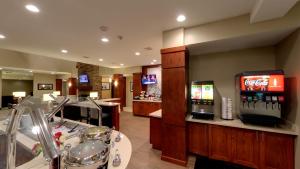 アナーバーにあるStaybridge Suites Ann Arbor - Research Parkway, an IHG Hotelのレストラン(ソーダマシン付きのバーあり)