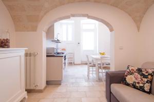 eine Küche und ein Wohnzimmer mit einem Sofa und einem Tisch in der Unterkunft Apulianstay-Via Cavour 22 in Monopoli