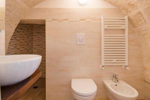 ein Badezimmer mit einem weißen Waschbecken und einem WC in der Unterkunft Apulianstay-Via Cavour 22 in Monopoli