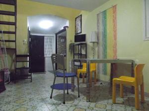 una sala de estar con sillas y una mesa y una habitación en Monolocale fronte strada Napoli centro storico, en Nápoles
