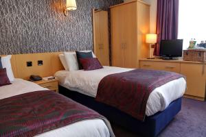 Sure Hotel by Best Western Aberdeenにあるベッド