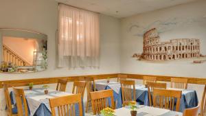 restauracja ze stołami i zdjęciem koloseum w obiekcie Hotel Washington w Rzymie