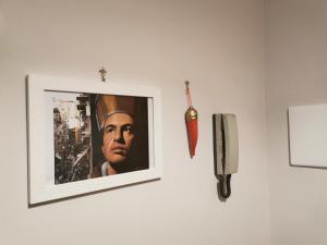 zdjęcie mężczyzny na ścianie z czerwoną strzałką w obiekcie Sorrento's Holidays Room 1 w Sorrento