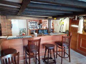 Lounge nebo bar v ubytování The Bear Inn and Burwash Motel