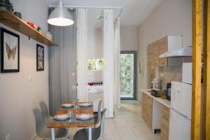 Kuchyň nebo kuchyňský kout v ubytování Luxurious Studio, near Athens Airport