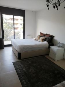 Un dormitorio con una cama grande y una ventana grande. en Apartamento Salou lux por precio económico., en Salou