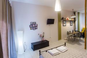 TV a/nebo společenská místnost v ubytování Luxurious Studio, near Athens Airport