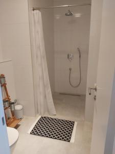 łazienka z prysznicem i czarną kratą w obiekcie Split Seaside Darling w Splicie