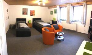 Zimmer mit einem Bett, einem Sofa und einem Stuhl in der Unterkunft Messezimmer 4 u 2 in Düsseldorf