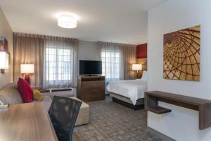 TV a/nebo společenská místnost v ubytování Staybridge Suites Anchorage by IHG