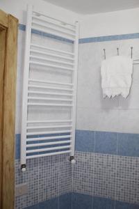 bagno con doccia e asciugamano bianco di Antica Dimora a Monteroni dʼArbia