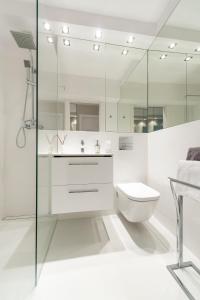 Kúpeľňa v ubytovaní Chmielna 73 P&O Serviced Apartments + 32 fotografií